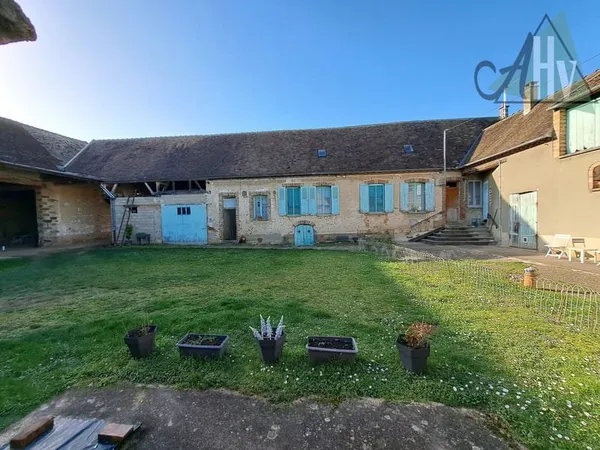Vinneuf (89) - Grande ferme avec grange, hangar et beau terr