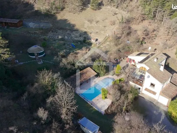 Propriété 7 pièces 176 m²