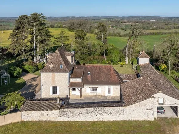Maison de maître rénovée (190 m²) + maison périgourdine à rénover (160 m²) avec dépendances 3hect
