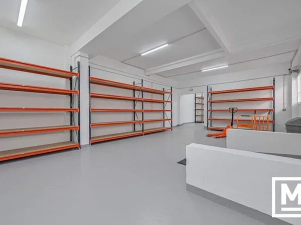 Entrepôt 130 m²