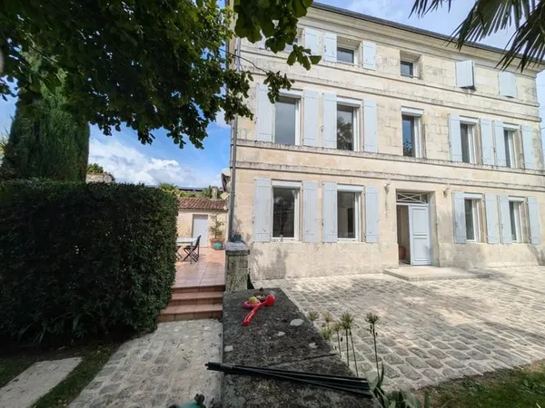 Charmante Maison de ville/ 10 Pièces/ 281 m2/ 6 chambres/ 1 bureau/ piscine