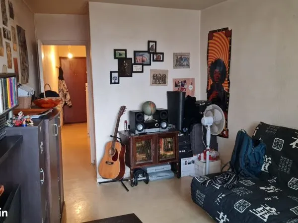 Appartement T1 loué (en location) + garage fermé en sous-sol ( 17570 )