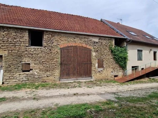 Maison ancienne en bon état.