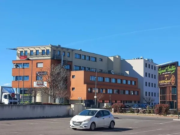 ANDREZIEUX BOUTHEON AXE PASSANBUREAUX EN ETAGE AVEC PARKINGS