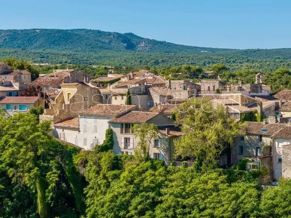 Authentique maison de village avec jardin clos et vues superbes.