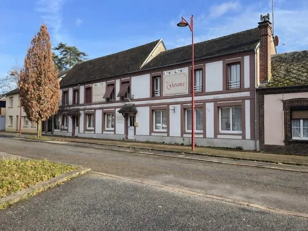 Un ancien relais de poste au coeur de Breteuil-sur-Iton, 450 m² d'histoire et de potentiel au servic