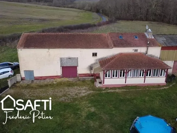 Corps de ferme de 7 pièces, 3 chambres et deux dépendances attenantes