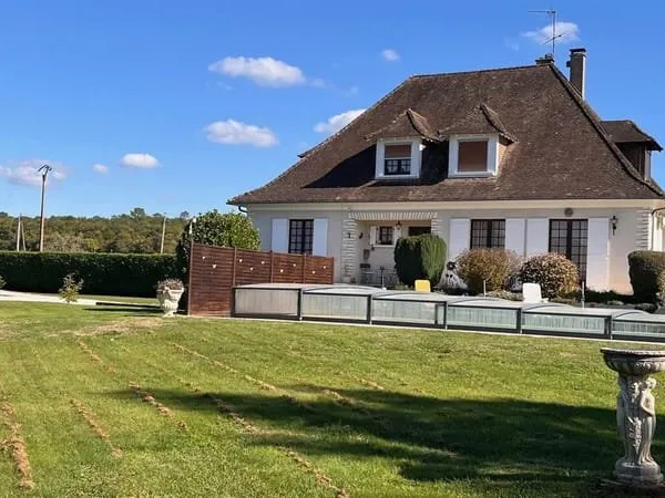 Maison familiale à Dordogne avec piscine et jardin