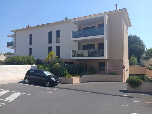 LES ROUTES - Lots de 8 places de parkings