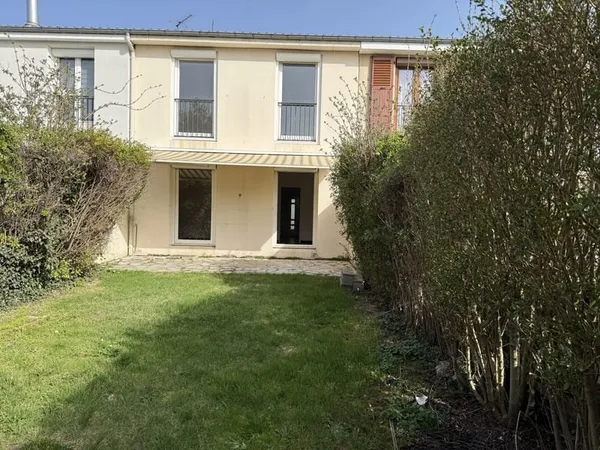 Maison de 3 chambres avec jardin et garage secteur épinette