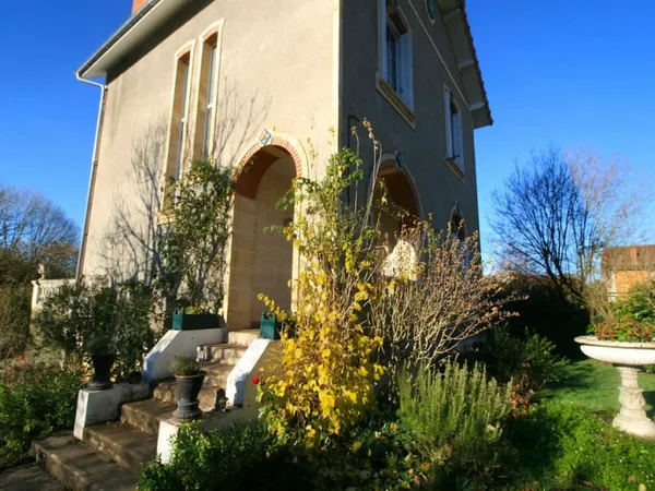 Maison de ville des années 1930 & jardin avec dépendances