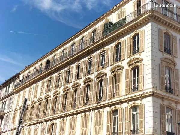 Sur Jean Médecin, grand appartement bourgeois de 150 m2 en étage, TBE, 6 pièces (4 chambres, véritab
