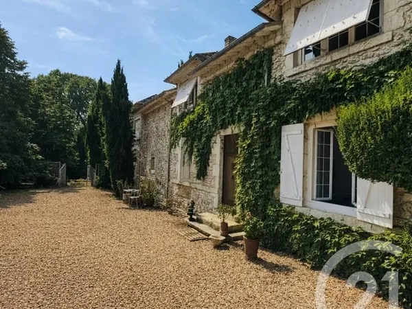 Maison 11 pièces 331 m²