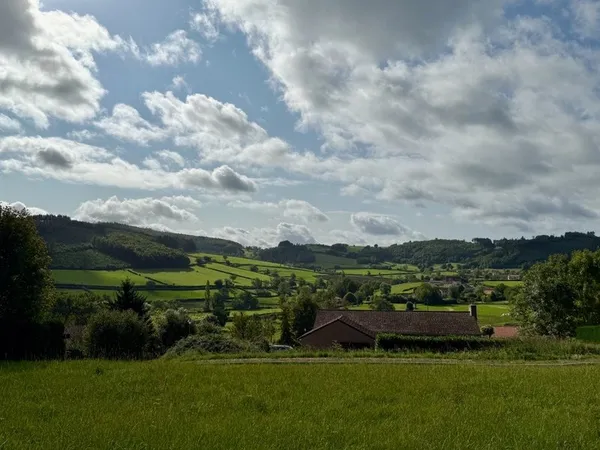 Exclusivité, Terrain à vendre MATOUR (71) centre ville avec accès piéton