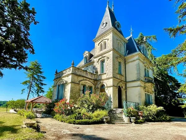 LOT ET-GARONNE- près d'Agen -Demeure de prestige 400 m2 avec dépendance.