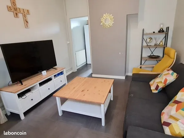 Chambre meublée avec douche privative dans une maison tout confort