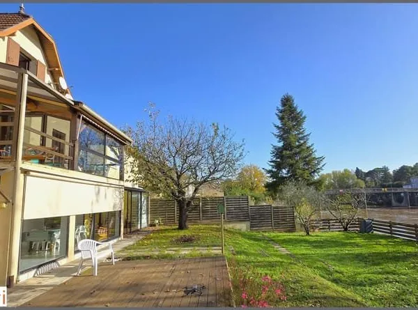 Grande maison familiale proche toutes commodités avec vue et accès privilégié au Lot