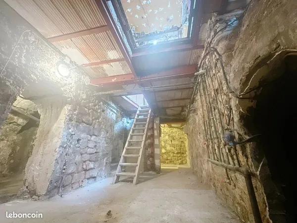 Location caves belleville / goncourt 41 m2