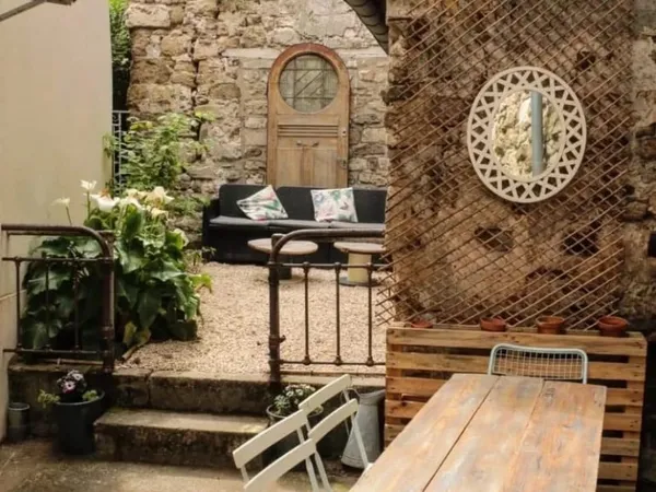 Idéalement située, charme de l'ancien