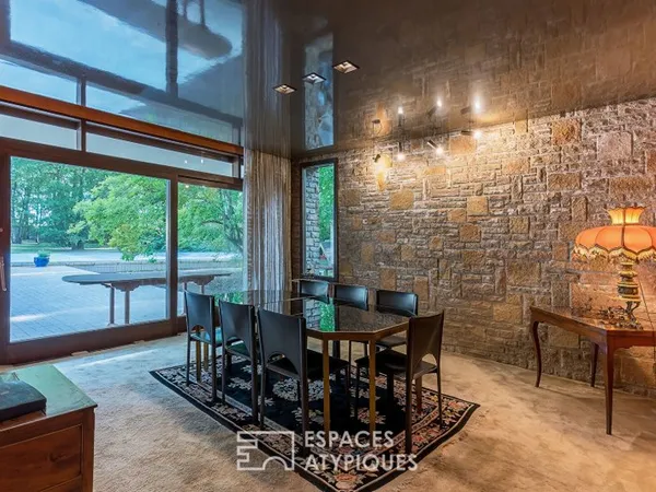 Villa d'architecte moderniste au coeur d'un parc, à Montélier