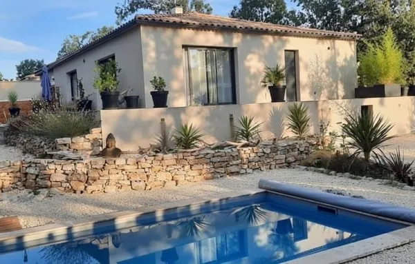 VILLA MODERNE AVEC PISCINE , AU CALME / TERRAIN CLOS