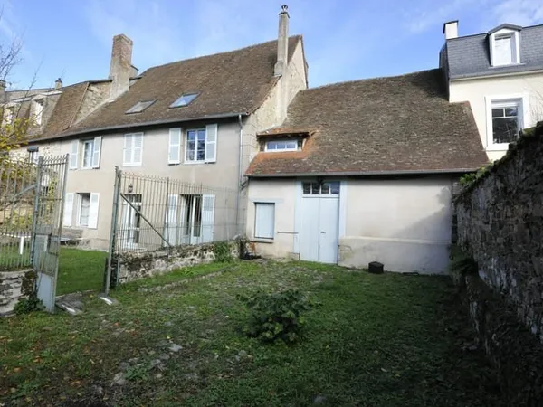 Maison de Maitre au coeur du Village de Pierre-Buffière