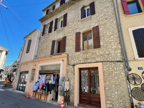 HYPER CENTRE VAISON - IMMEUBLE AVEC APPARTEMENT ET COMMERCE