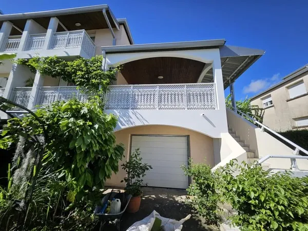 Jolie villa F6 à SAINTE CLOTILDE - REF 261956