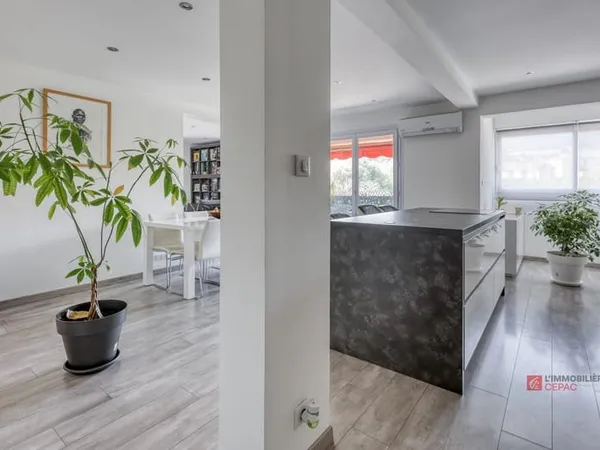 La Ciotat Appartement traversant rénové d'environ 98 m2 a
