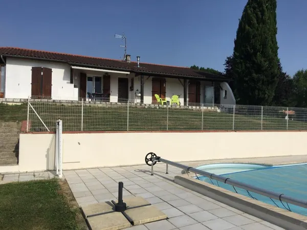 Maison de plain pied avec grand terrain et piscine
