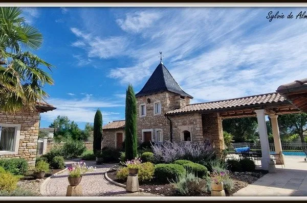 Maison à vendre 8 pièces FEILLENS (01) 295 m² charme, pierre, piscine, garages plain-pied, atypique