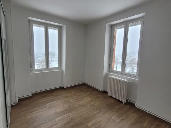 Loue appartement dans une grande maison composée de 2 logements, d'un garage et d'un jardin