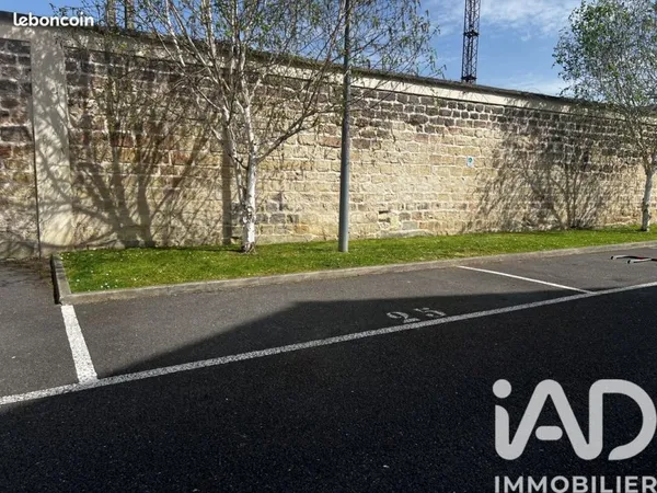 Parking/box Persan