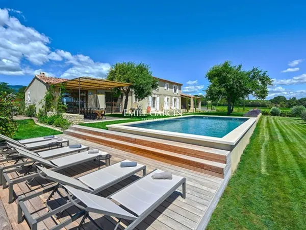 Villa à louer dans le Luberon Sud au milieu des vignes