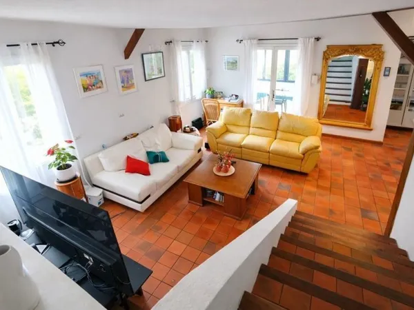 Maison familiale mezzanine, véranda et jardin