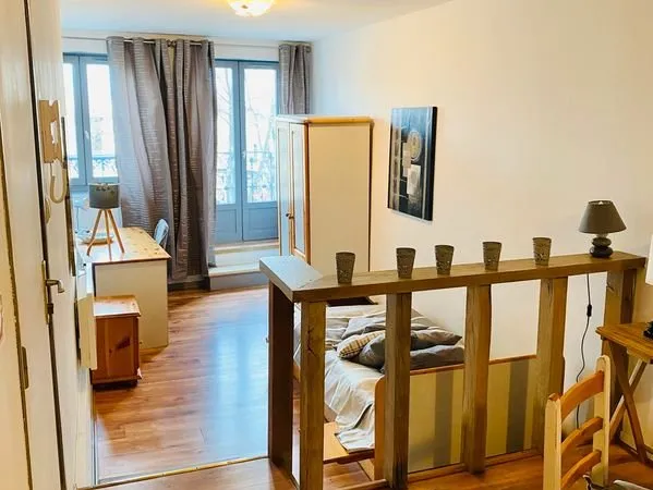 GRAND studio 31 m² avec balcon. En face de l'Ecole de Commerce et proche des facs
