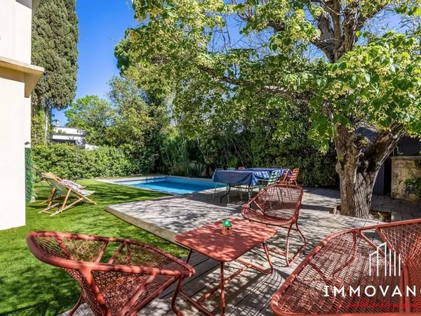 Maison T6 rénovée de 145m² sur terrain de 430m² avec piscine
