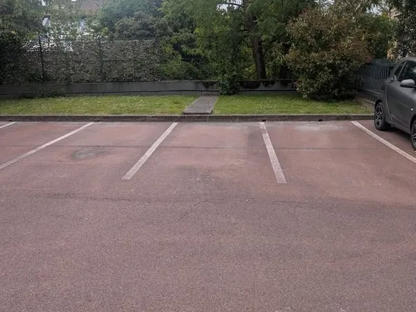 Parking extérieur dans résidence sécurisée à Garches