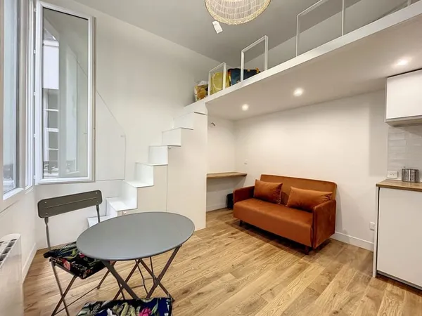 PARIS 4 - ILE SAINT LOUIS- STUDIO MEUBLE AVEC MEZZANINE REFAIT A