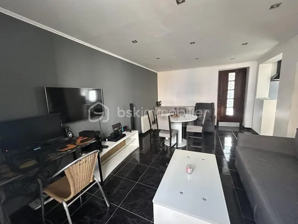 POUR LES INVESTISEURS 2 LOTS D APPARTEMENTS A VENDRE DANS UNE COPROPRIETE DE 8 LOTS SUR VILLENEUVE L
