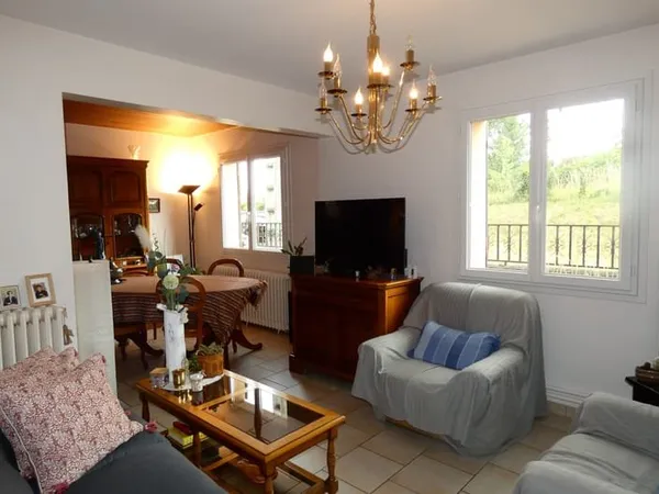 MONTLUCON pavillon plain-pied avec garage et jardin arboré