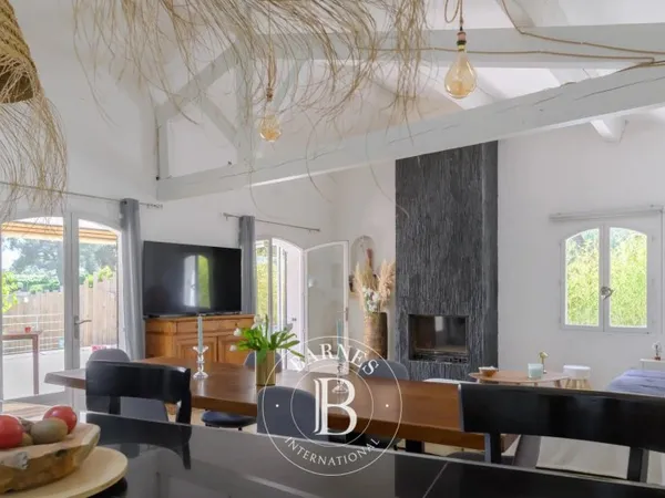 VENTE - CASSIS - VILLA - PISCINE - APPARTEMENT INDÉPENDANT.