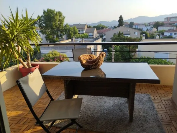 FREJUS UN F2 DERNIER ETAGE BOX
