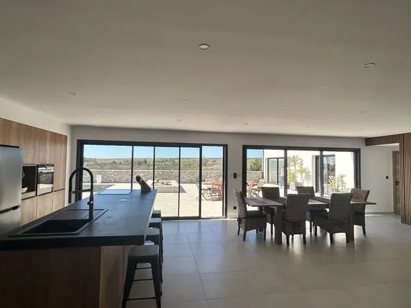 Villa contemporaine neuve de 290 m²  Vue panoramique sur les vignes, 4 suites parentales, vaste séj