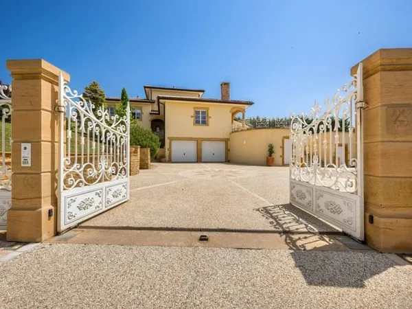 Villa 5 pièces 240 m²