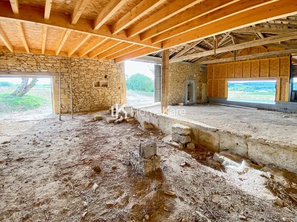UNE BELLE BATISSE EN PIERRE DANS UN ECRIN DE VERDURE