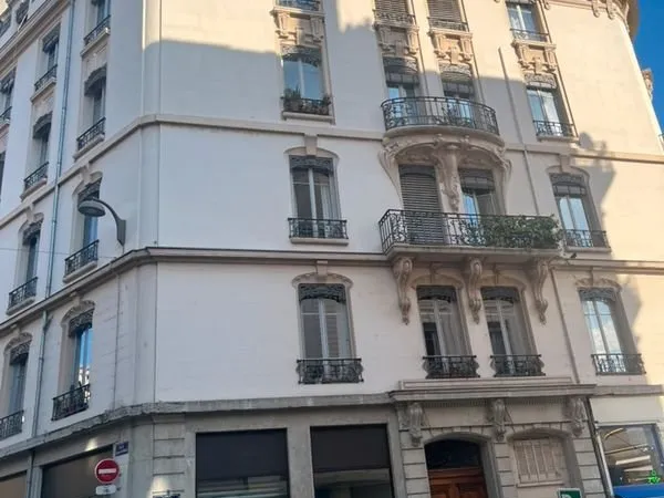 Lyon 1er Place Saint Vincent Studio 14M2/20M2 surface utile dernier étage avec ascenseur