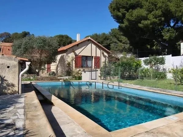 Maison T3 de plain-pied jardin 650m², piscine et dépendance - Marseille 15e
