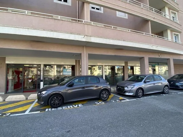 LOCAL COMMERCIAL - 197 M2 - FREJUS