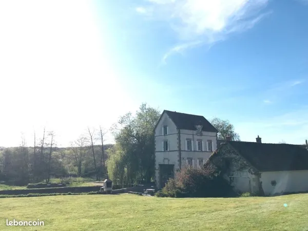 Moulin du XVIIIe rénové - 365 m² - 2 hectares - Agonges (03)